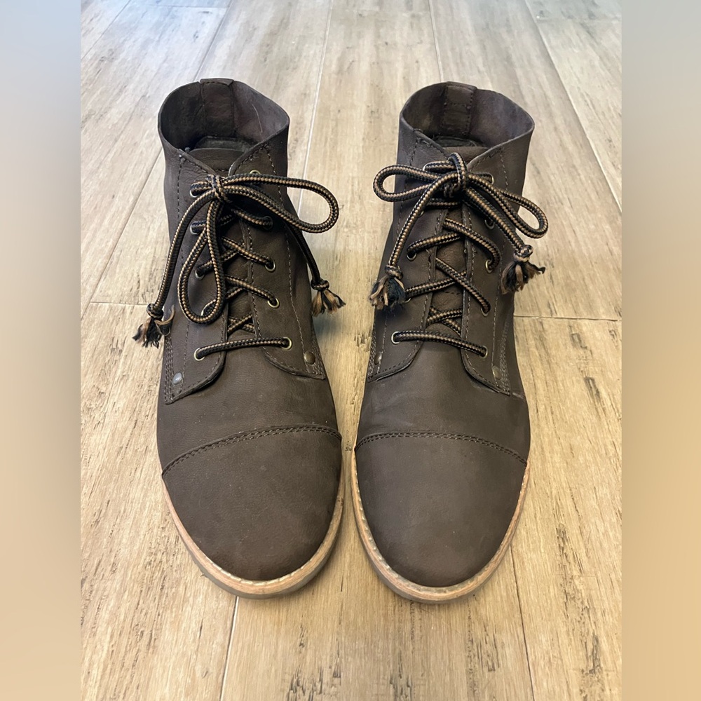 Diba brown leather ankle lace up women’s boots. Size 9